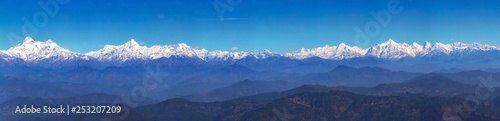 Fotografia Panoramic view of entire Kumaon Himalaya range notable peaks being Trishul, Nanda Devi, Nanda Kot,  Panchuli as seen from Binsar Uttarakhand