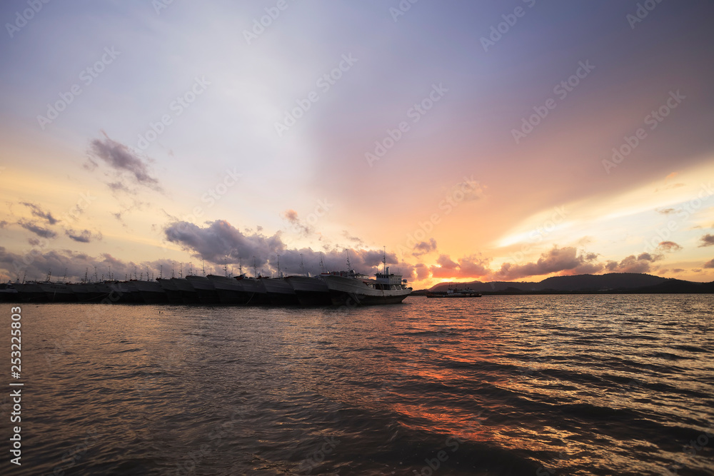 Naklejka premium Old fishing boat at sunset
