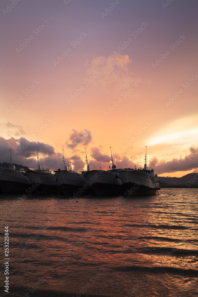 Obraz premium Old fishing boat at sunset