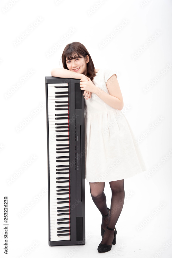 ピアノを笑顔で持つ女性 ピアノを笑顔で持つ女性