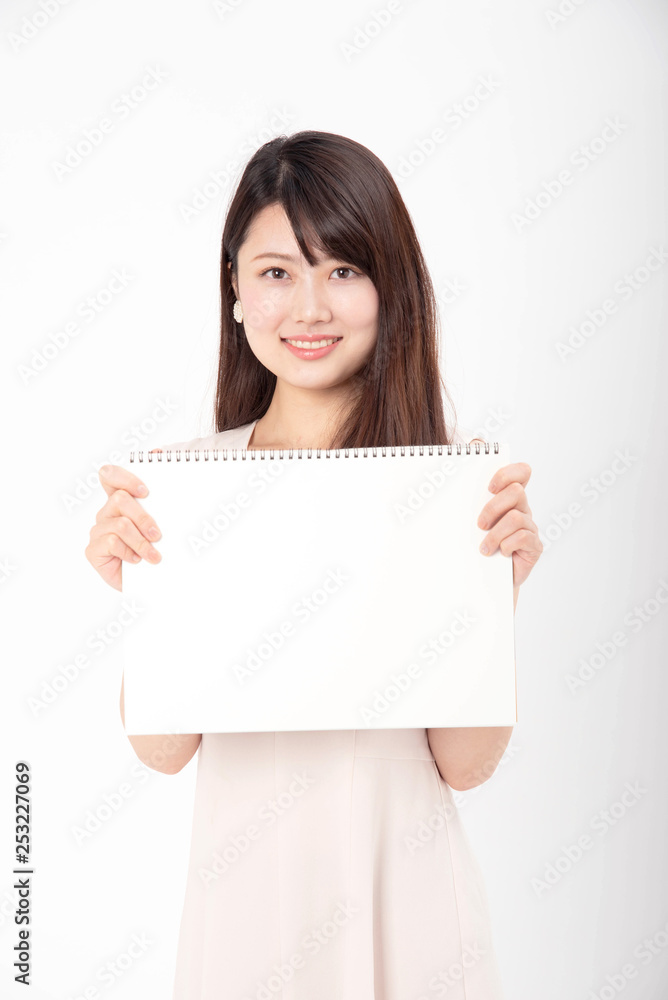 スケッチブックを笑顔で持つ女性 スケッチブックを笑顔で持つ女性
