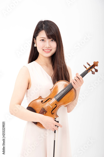 笑顔でヴァイオリンを持つ女性 Stock Photo Adobe Stock