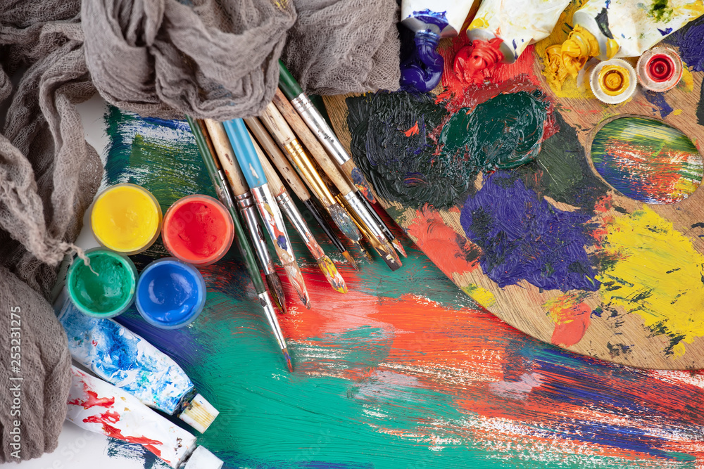 Obraz premium Paint brushes and paints for drawing.