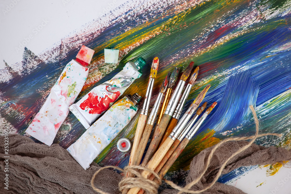 Obraz premium Paint brushes and paints for drawing.