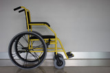 Una silla de ruedas amarilla