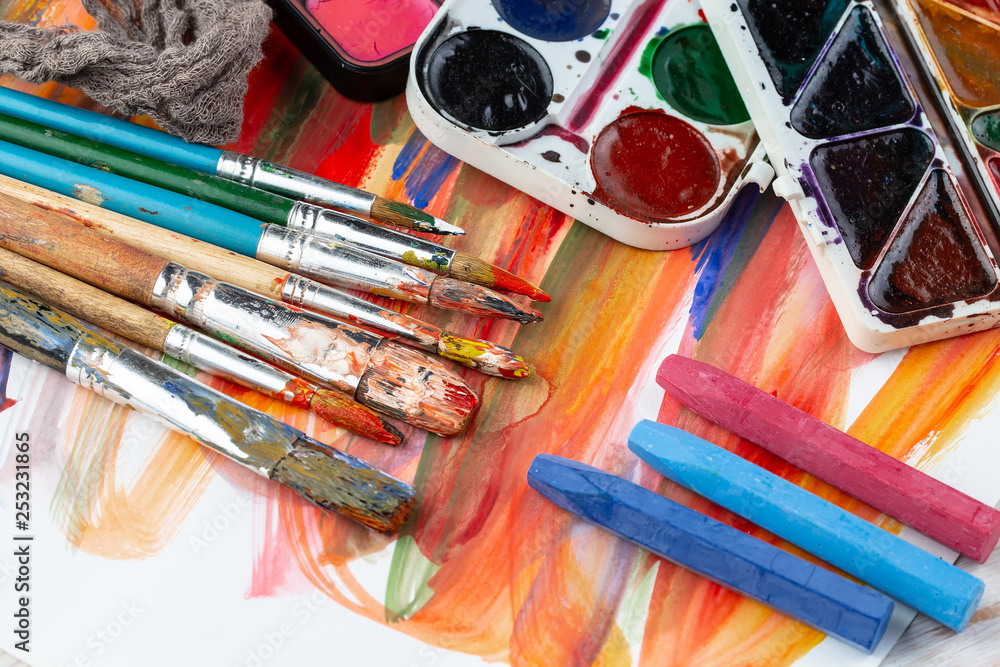 Obraz premium Paint brushes and paints for drawing.
