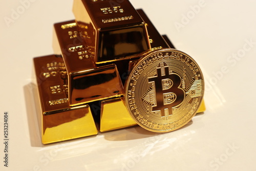 Bitcoin and gold bars, Virtual currency, Block chain