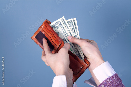 Wallpaper Mural woman money in wallet Torontodigital.ca