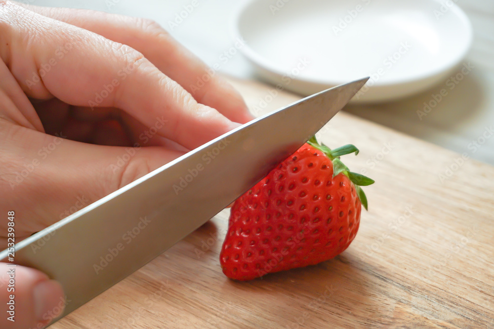 Obraz premium Cut strawberries in half イチゴを半分に切る