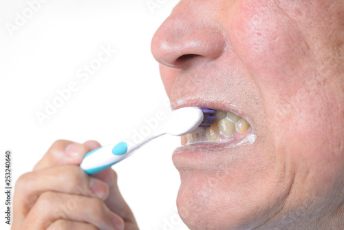 歯磨きをしている日本人シニア