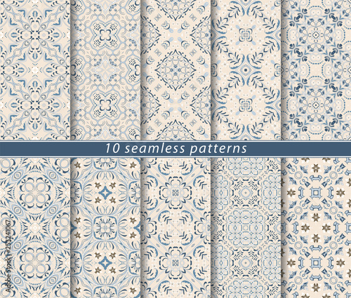 Seamless pattern in Arabic style. Ornaments of arabesques and ornate lines. Persian motifs for printing on fabric, paper or scrapbooking.