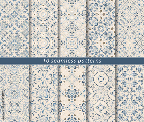 Seamless pattern in Arabic style. Ornaments of arabesques and ornate lines. Persian motifs for printing on fabric, paper or scrapbooking.