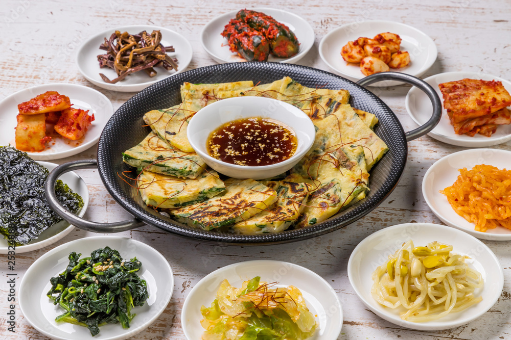 チヂミ 韓国グルメ アジアのお好み焼き jijim and iron pan Korean food チヂミ 韓国グルメ アジアのお好み焼き jijim and iron pan Korean food