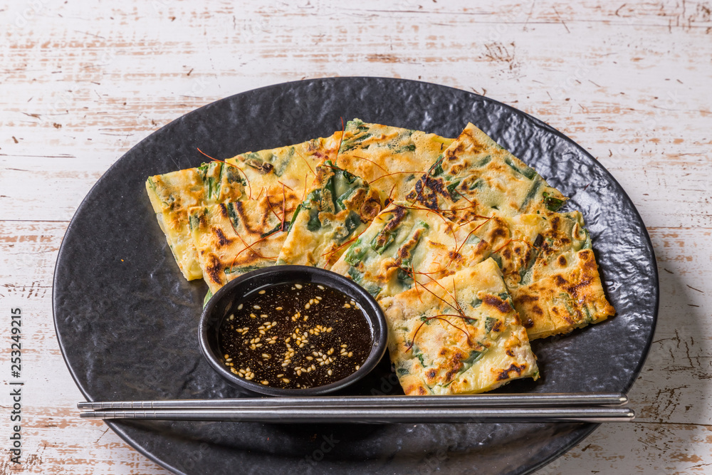 チヂミ 韓国グルメ アジアのお好み焼き Jijim And Iron Pan Korean Food Stock 写真 Adobe Stock
