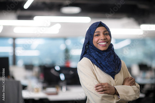 Φωτογραφία Portrait of black muslim female software developer