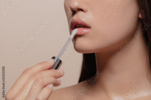 Foto Applying lip gloss