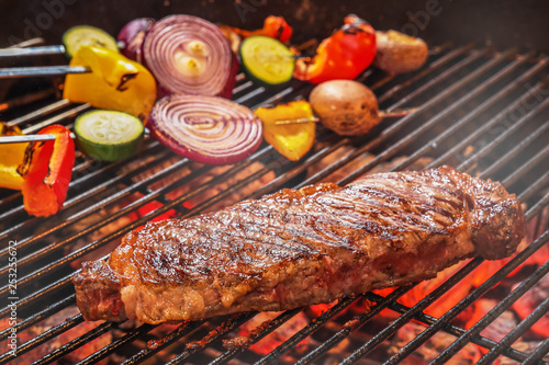 Obraz na płótnie アウトドアでバーベキュー Barbecue party outdoors