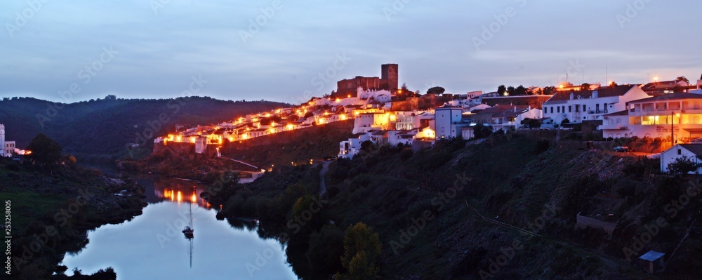 Vista panorámica al atardecer de Mértola, Distrito de Beja, Alentejo, Portugal.