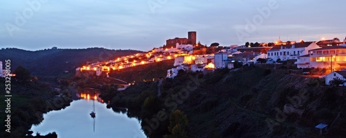 Vista panorámica al atardecer de Mértola, Distrito de Beja, Alentejo, Portugal.