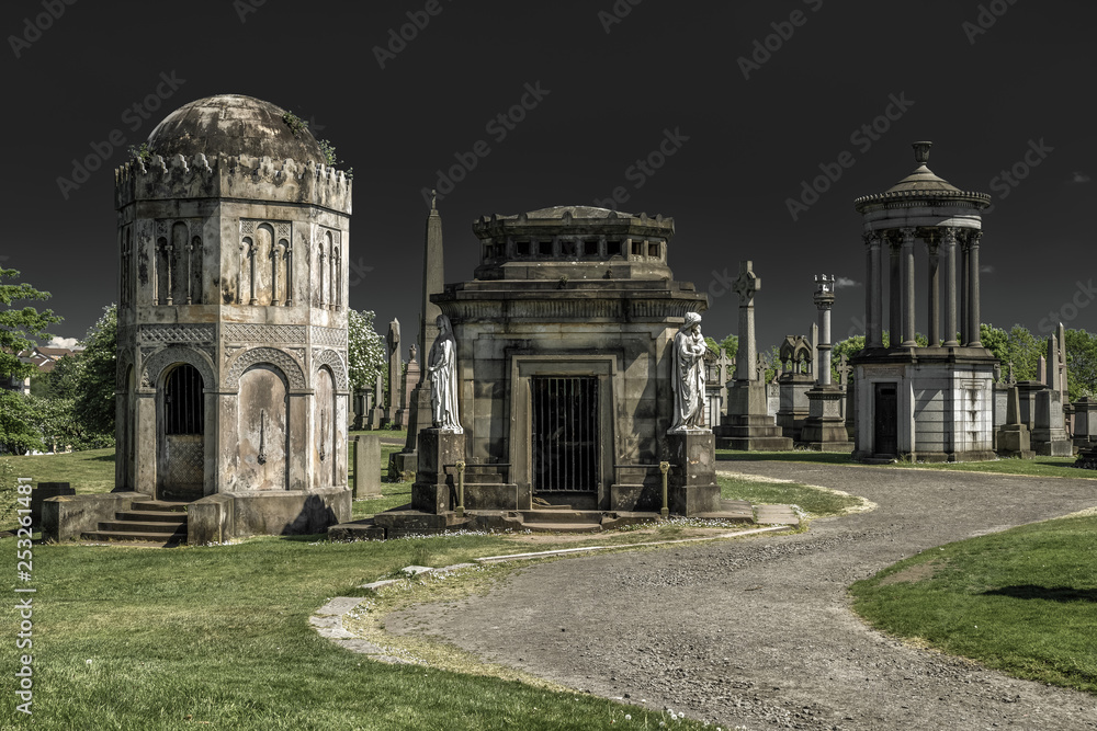Obraz premium Old graves at Glasgow Necropolis - Victorian cemetery, Scotland