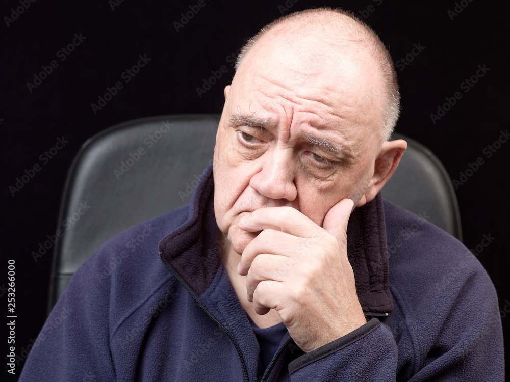 portrait homme âgé déprimé sur fond noir portrait homme âgé déprimé sur fond noir