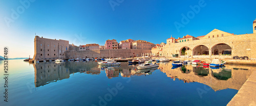 Bilde på lerret Dubrovnik harbor and city walls morning panoramic view
