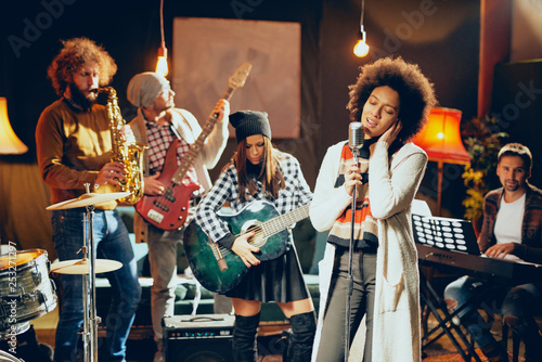 Canvas Print Mixed race woman singing