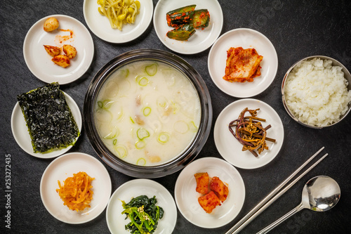 ソルロンタン　韓国のスープ　Korean white soup Seolleongtang photo