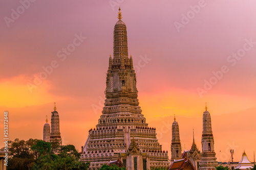 Twilight wallpaper in the evening the sun going back to the horizon Wat Arun Ratchawaramaram is a temple along the ChaoPhraya River is an important place and a beautiful tourist destination in Bangkok