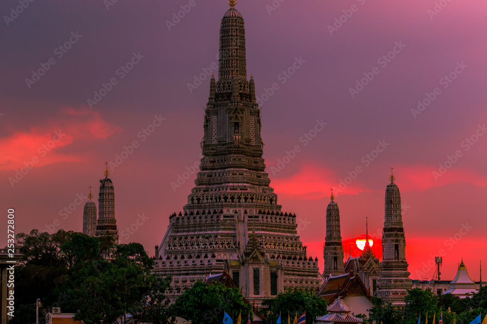 Fototapeta premium Twilight wallpaper in the evening,the sun going back to the horizon,Wat Arun Ratchawaramaram is a temple along the ChaoPhraya River is an important place and a beautiful tourist destination in Bangkok