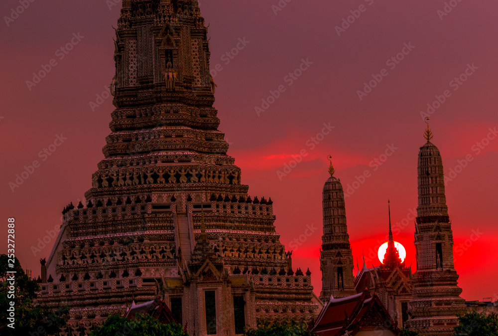 Fototapeta premium Twilight wallpaper in the evening,the sun going back to the horizon,Wat Arun Ratchawaramaram is a temple along the ChaoPhraya River is an important place and a beautiful tourist destination in Bangkok