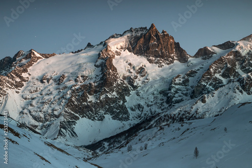  la Meije en hiver dans les Alpes , Hautes-Alpes