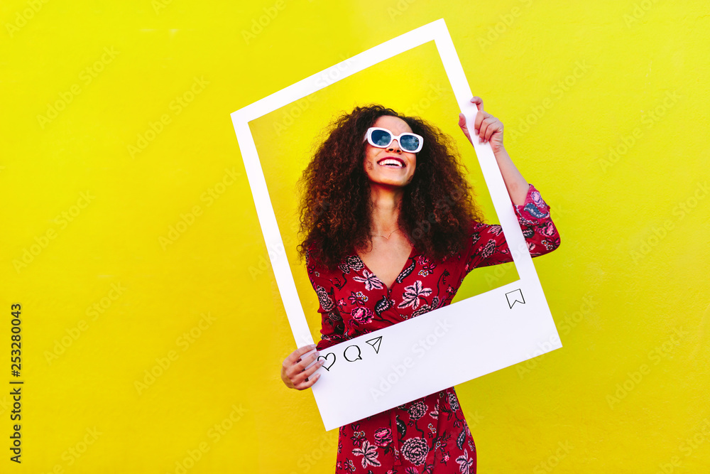 Female blogger photographing for her social network post - obrazy, fototapety, plakaty 