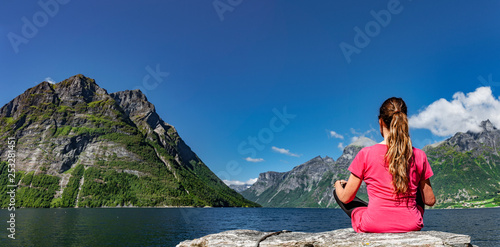 Frau an einem Fjord
