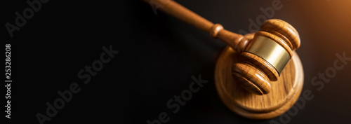 Obraz na plátně judge or auction Gavel on a wood block in courtroom, dark background