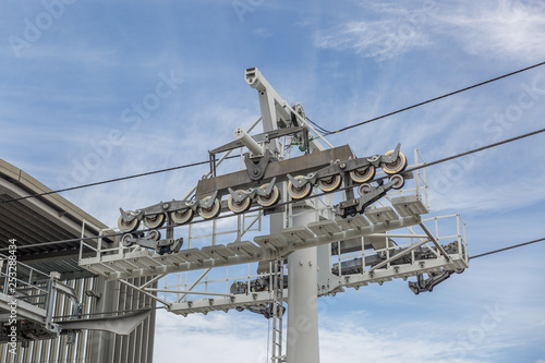 Close-up view of the mechanism of a cable car © Óscar