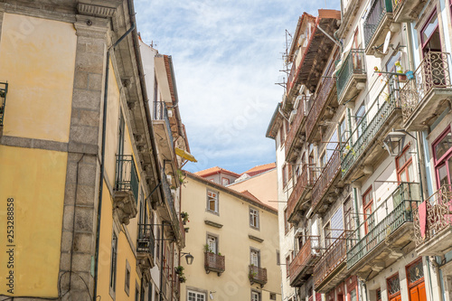 Typical street of old houses in the beautiful city of Porto © Óscar
