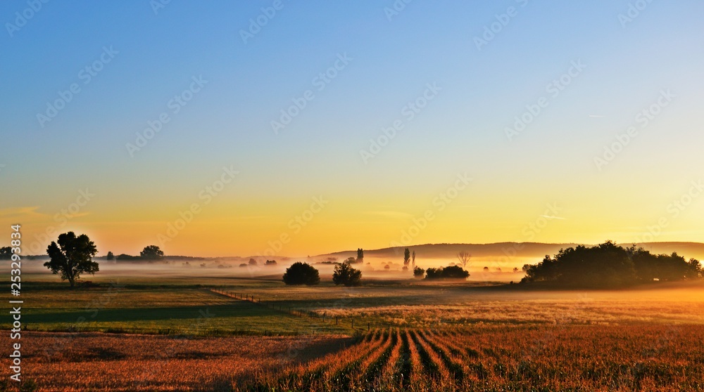 Sonnenaufgang über den Feldern in Ungarn