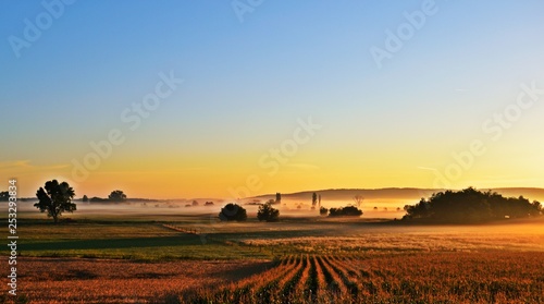 Sonnenaufgang über den Feldern in Ungarn
