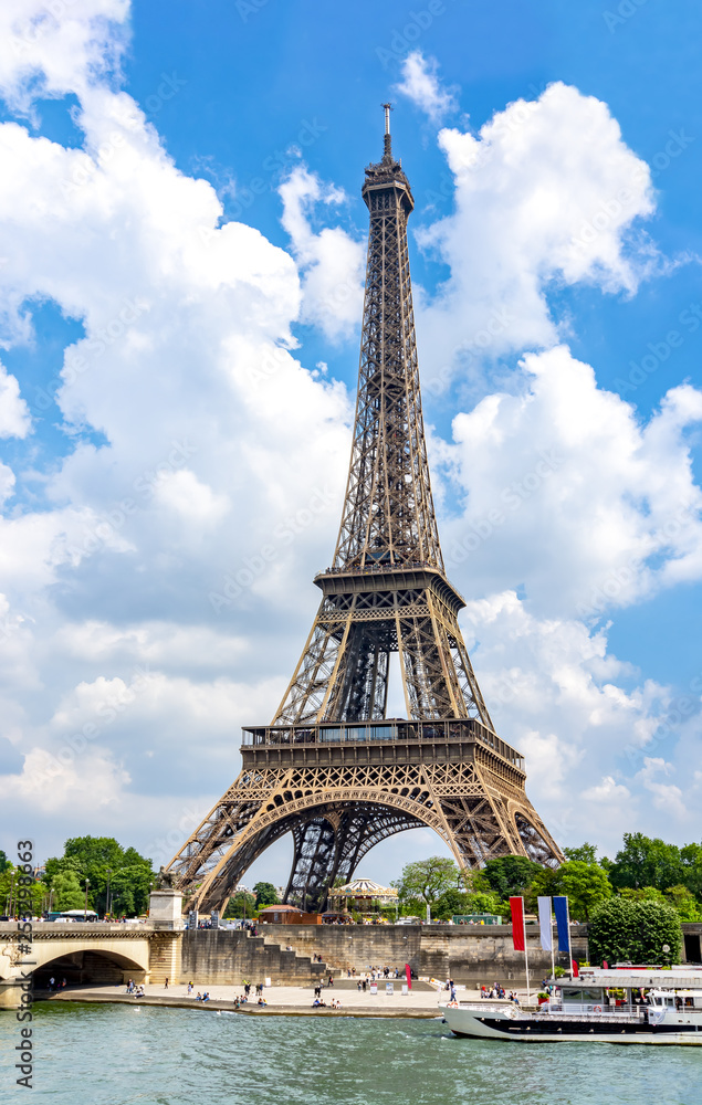 Fototapeta premium Eiffel Tower, Paris, France