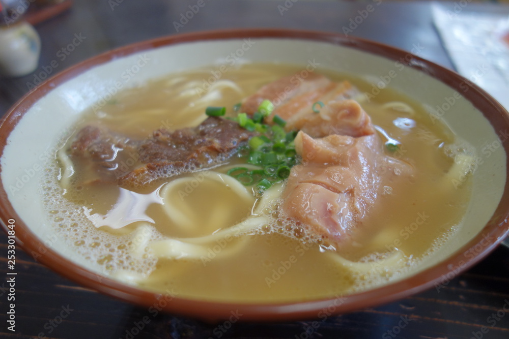 日本の沖縄の美味しいそば 日本の沖縄の美味しいそば