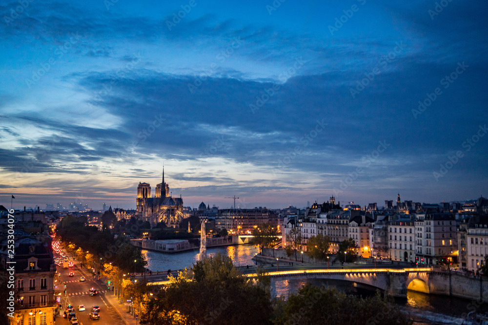 Panorama sur Notre Dame de Paris de nuit, avec la seine, le pont de la tournelle.