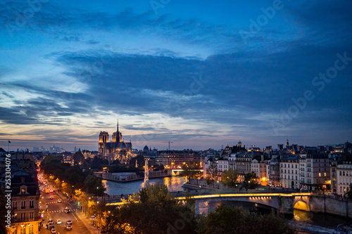 Fototapeta Naklejka Na Ścianę i Meble -  Panorama sur Notre Dame de Paris de nuit, avec la seine, le pont de la tournelle.