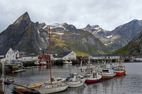 Hafen mit Fischerbooten auf den Lofoten