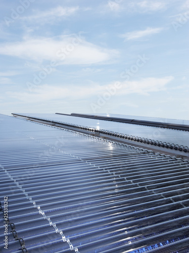 Wallpaper Mural Solar-Kollektoren auf einem Dach Torontodigital.ca