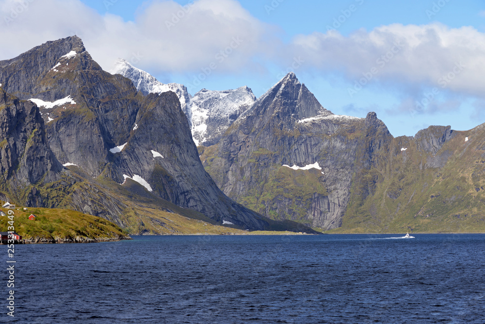 Berge und Fjord auf den Lofoten