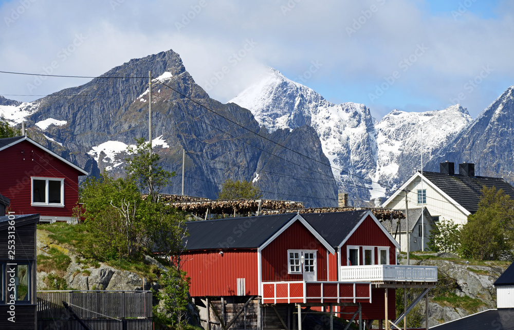 Bergpanorama mit bunten Häusern auf den Lofoten