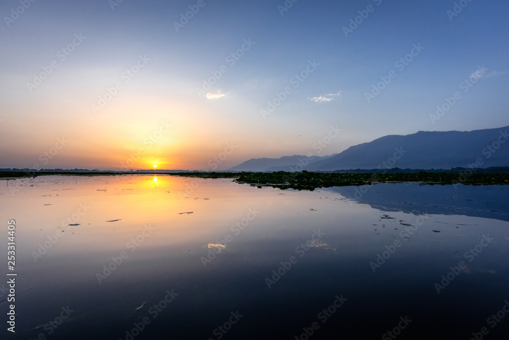 Obraz premium The beauty of Dal lake and the beautiful Shikaras during sunrise and sunset is the most charming thing in Kashmir