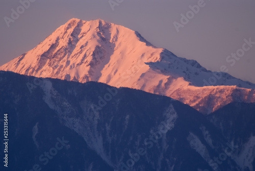 Fototapeta Naklejka Na Ścianę i Meble -  Mountains dyed in the morning sun - 朝日に染まる山