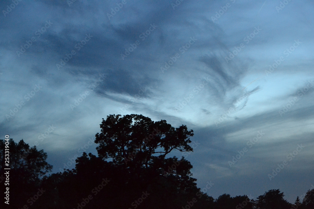 Fototapeta premium coucher de soleil sur le lac, ambiance brumeuse, stratus